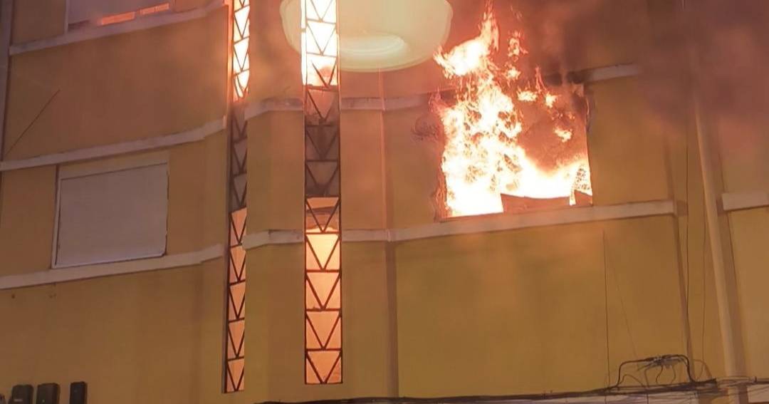 Explosion followed by fire hits building in Alcântara