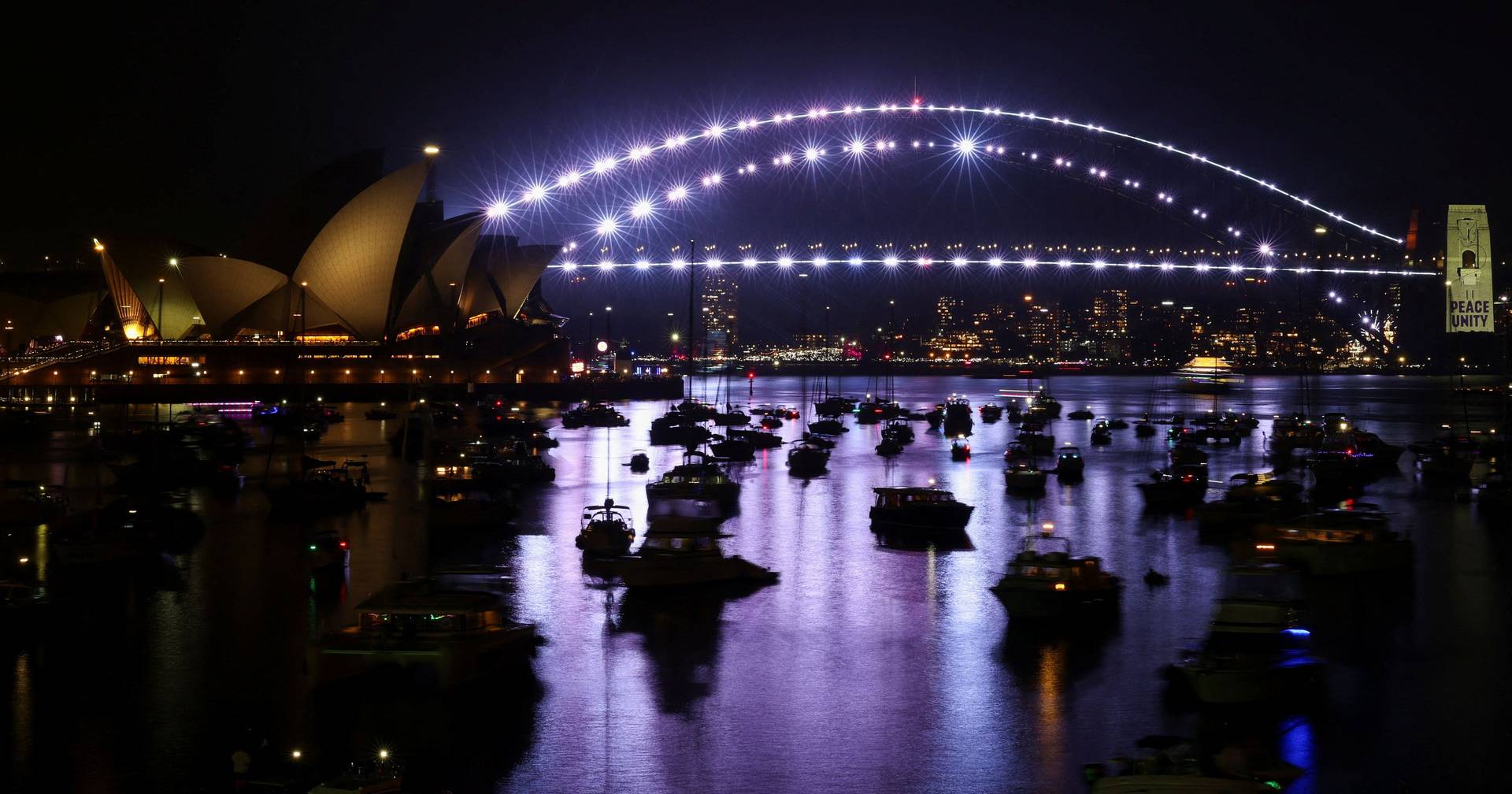 Sydney observes minute of silence before New Year's Eve in honor of the victims of the Bondi beach attack