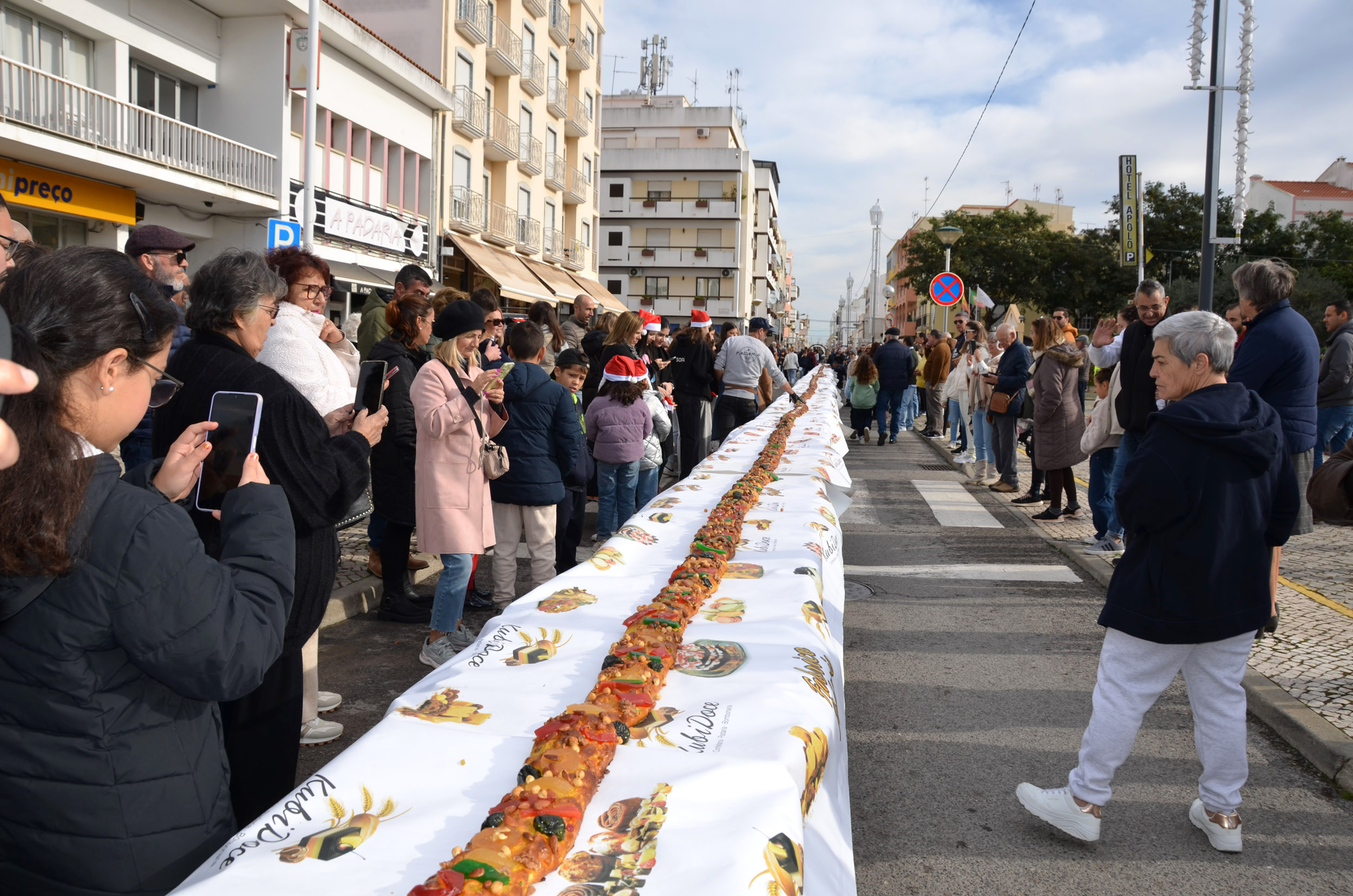 Eight pastry chefs dedicated three days to making the Bolo-Rei Gigante from Vila Real de Santo António