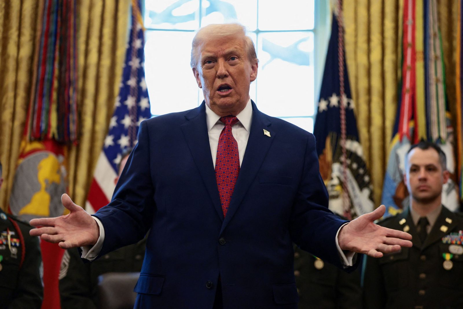 Τραμπ: «Ο Ζελένσκι δεν έχει τίποτα μέχρι να το εγκρίνω εγώ» – Στο τραπέζι εδαφικό, κατάπαυση πυρός και δημοψήφισμα