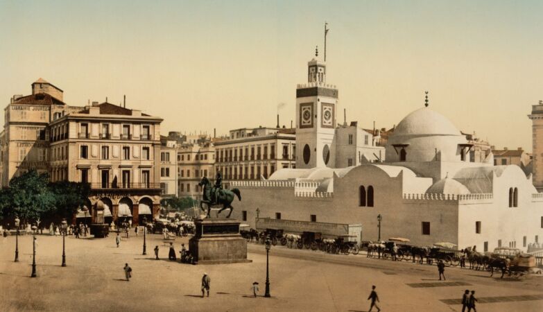 Algeria approves law criminalizing French colonization