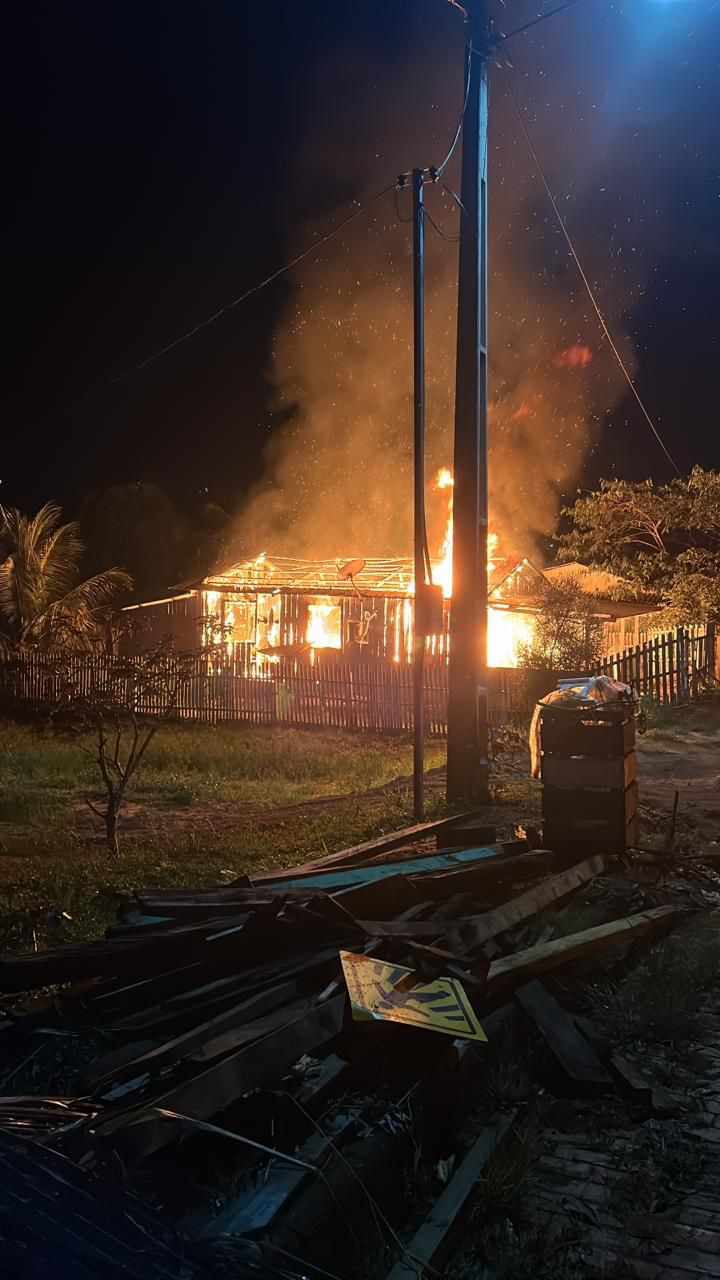 Fire destroys wooden house in the interior of Acre; WATCH