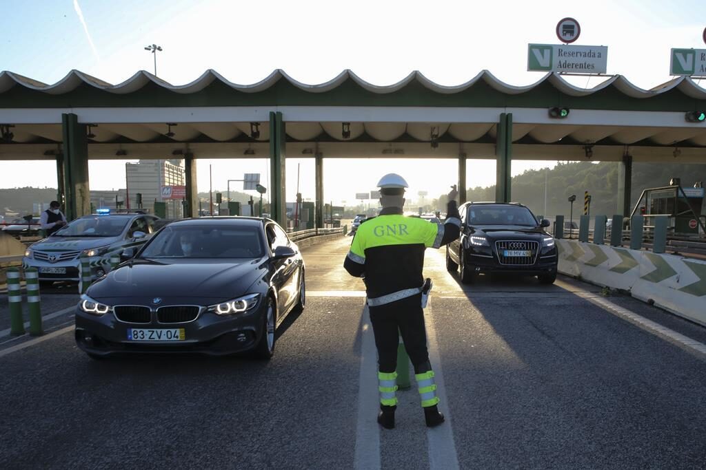 Agente da GNR a fiscalizar portagens. Crédito: Lusa