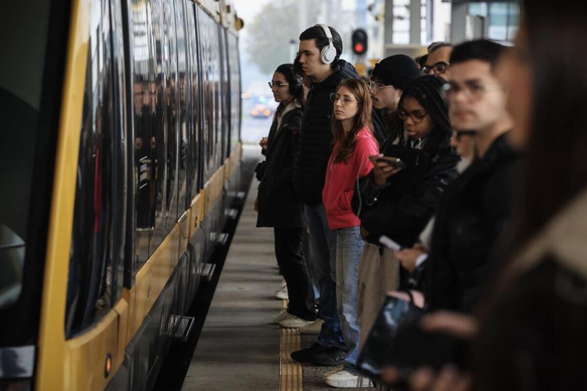 Pessoas à espera do transporte. Crédito: Freepik