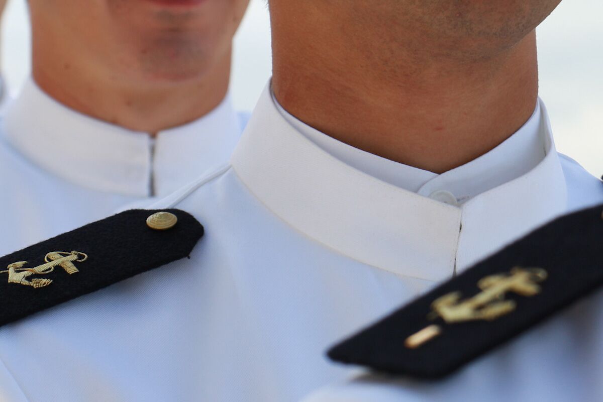 Controversy at the Naval Academy: they reported “inappropriate behavior” by the teacher and were punished