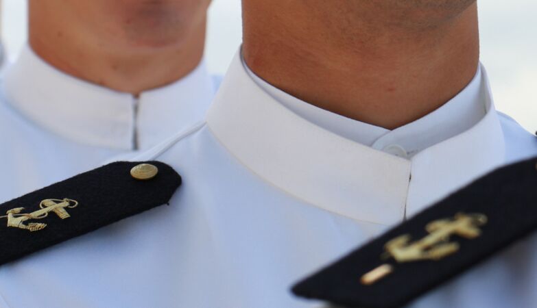 Controversy at the Naval Academy: they reported “inappropriate behavior” by the teacher and were punished