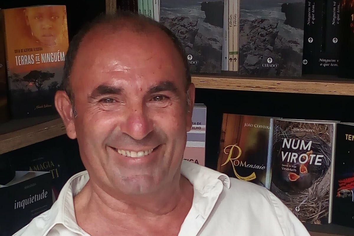 Humberto dresses up as Afonso Henriques and wants compulsory school at age 3. He is a presidential candidate