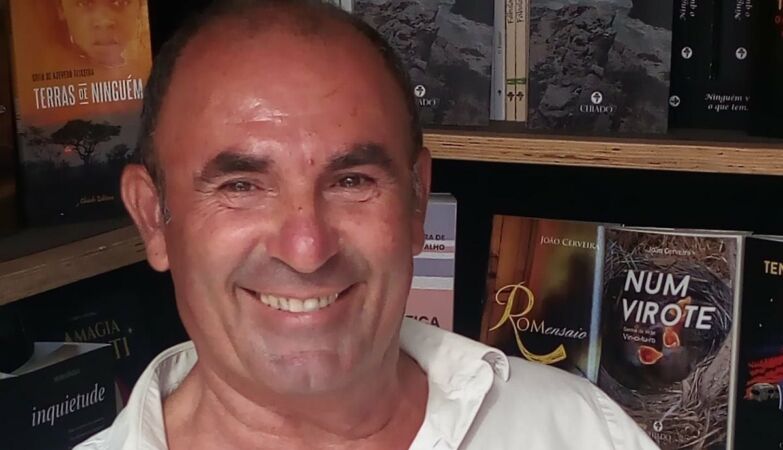 Humberto dresses up as Afonso Henriques and wants compulsory school at age 3. He is a presidential candidate