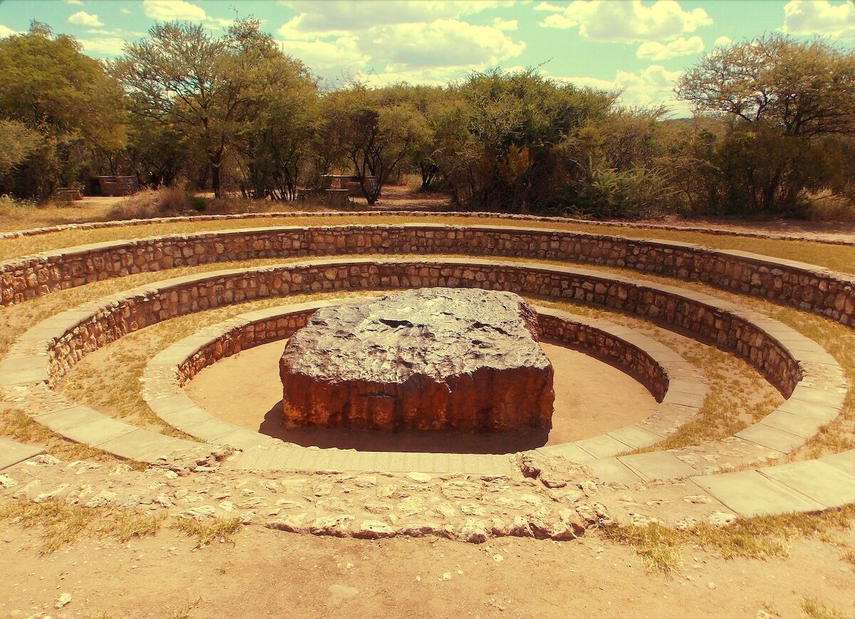 How did the world's largest meteorite not leave an impact crater?