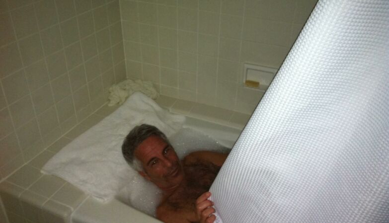 Epstein files (including photo of Trump) disappeared. Victims are “nervous”