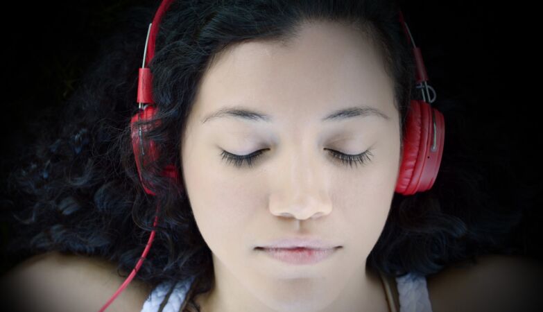 Think twice before sleeping all night with your headphones on