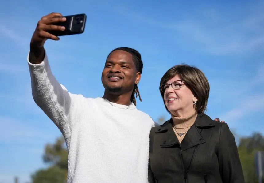 Jamal Hinton and Wanda Dench take a selfie. The two have been friends since 2016, when a message sent by Dench to his grandson ended up being received by Hinton. Michael Chow/The Republic/USA Today Network/Imagn Images