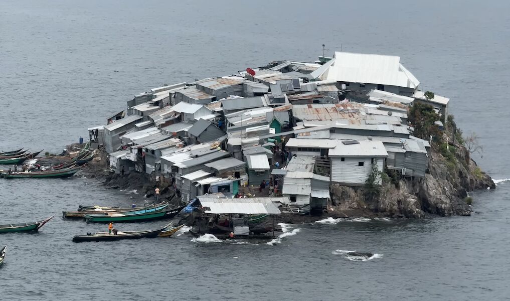 500 people in 2000 m², “gold” swimming around. How to live on the disputed Migingo island