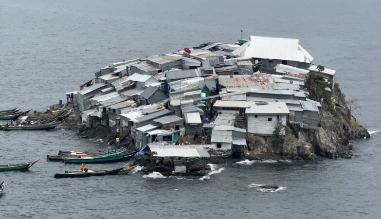 500 people in 2000 m², “gold” swimming around. How to live on the disputed Migingo island