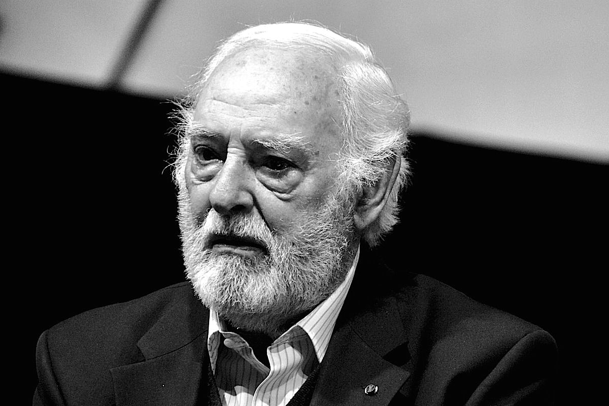 Ruy de Carvalho hospitalized after mild stroke