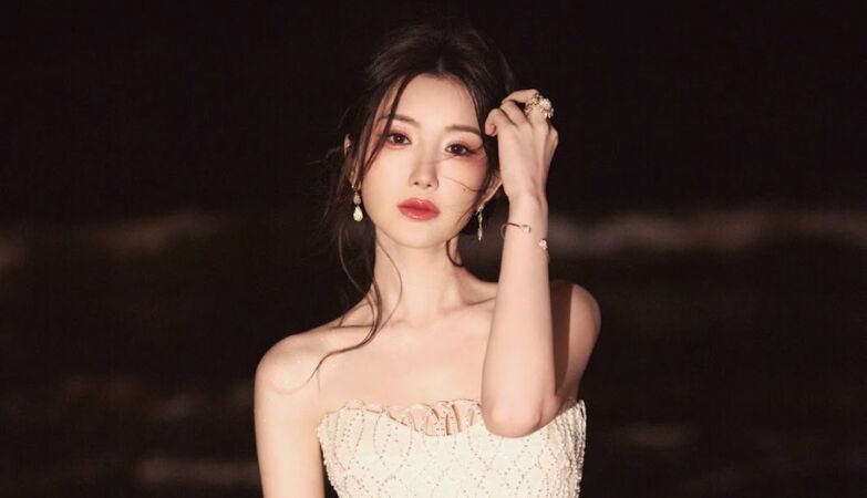 The “sweet and fragile” Mao stands up to the toxic figures who left her before she was famous