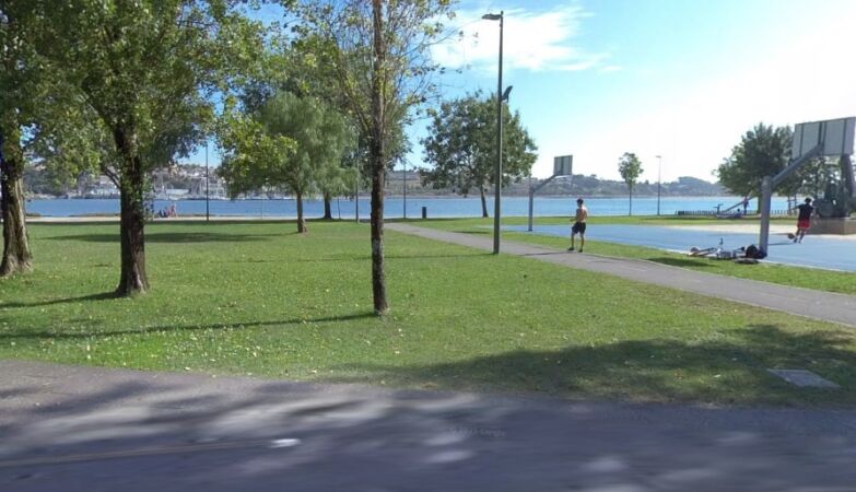 “Do you want booze and kisses?”: dialogue ends with… poem and emotional escape. Incredible moment in Porto