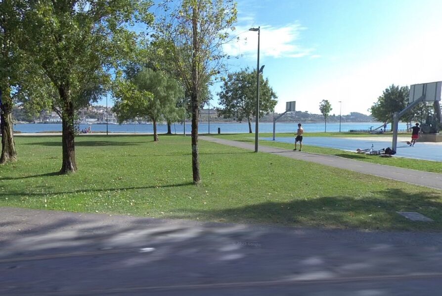 “Do you want booze and kisses?”: dialogue ends with… poem and emotional escape. Incredible moment in Porto