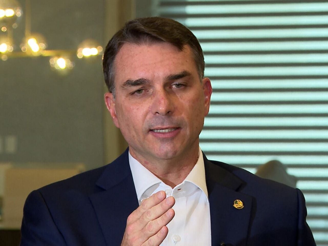 Flávio Bolsonaro says in worship that the 2026 election will be to 'rescue souls'