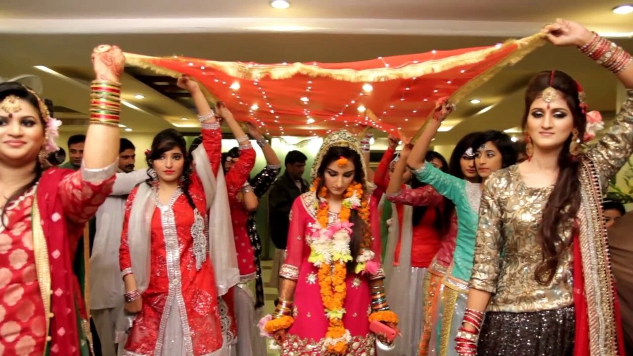 "Decolonization". Fake marriages are in fashion among Pakistani women