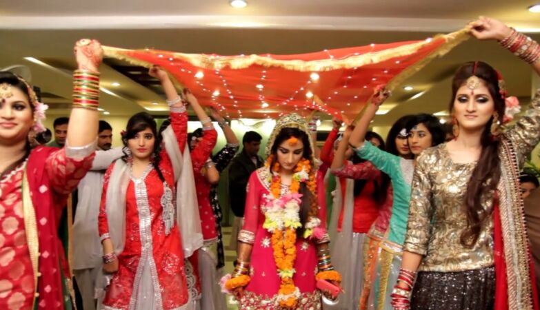 "Decolonization". Fake marriages are in fashion among Pakistani women