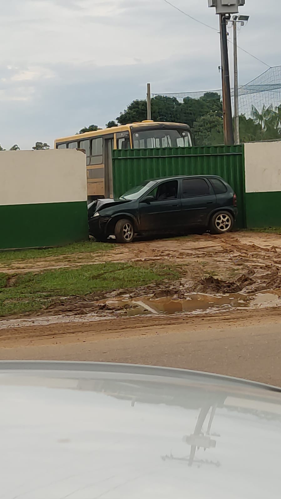 Speeding car hits motorcycle and collides with wall in the interior of Acre