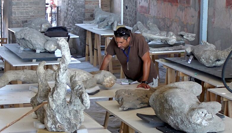 The date of Vesuvius' eruption doesn't match the clothes the inhabitants had