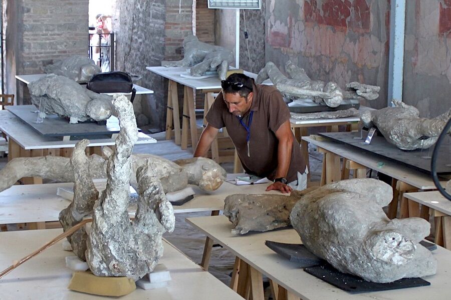 The date of Vesuvius' eruption doesn't match the clothes the inhabitants had