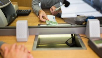 Homem a entregar dinheiro.