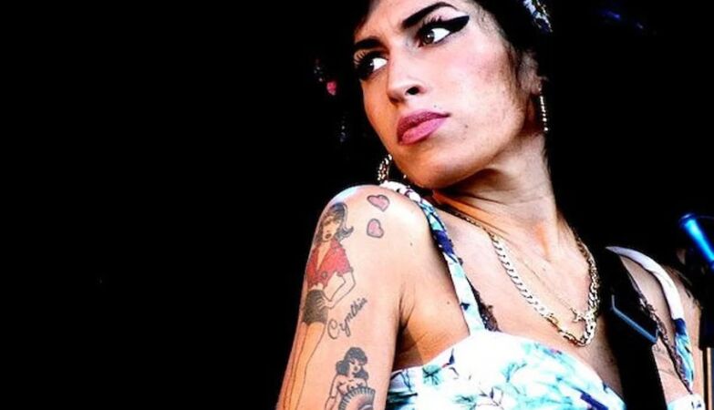 Two friends sold Amy Winehouse's clothes. The father wants the money