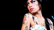 Two friends sold Amy Winehouse's clothes. The father wants the money