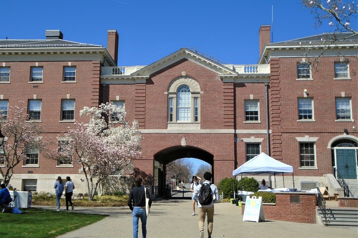 400 police officers on manhunt in the USA. University shooting leaves two dead