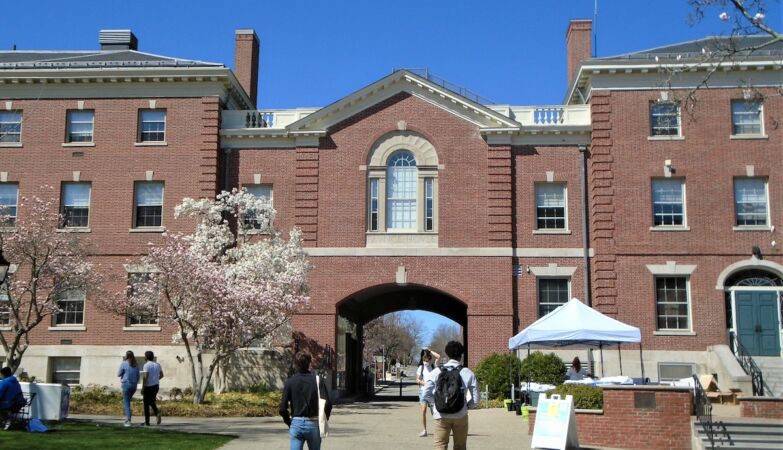 400 police officers on manhunt in the USA. University shooting leaves two dead