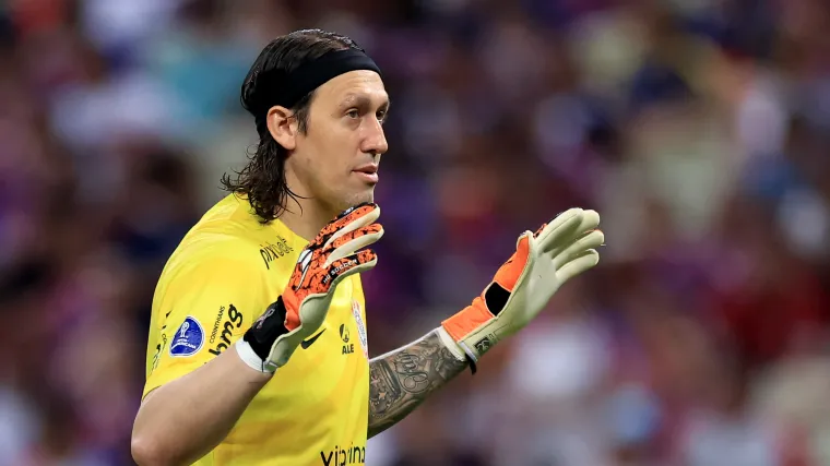 Quem defendeu mais pênaltis na carreira? Hugo Souza ou Cássio? image