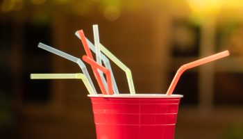 Be careful: straws made from this material can be dangerous to your health (and it is not plastic)