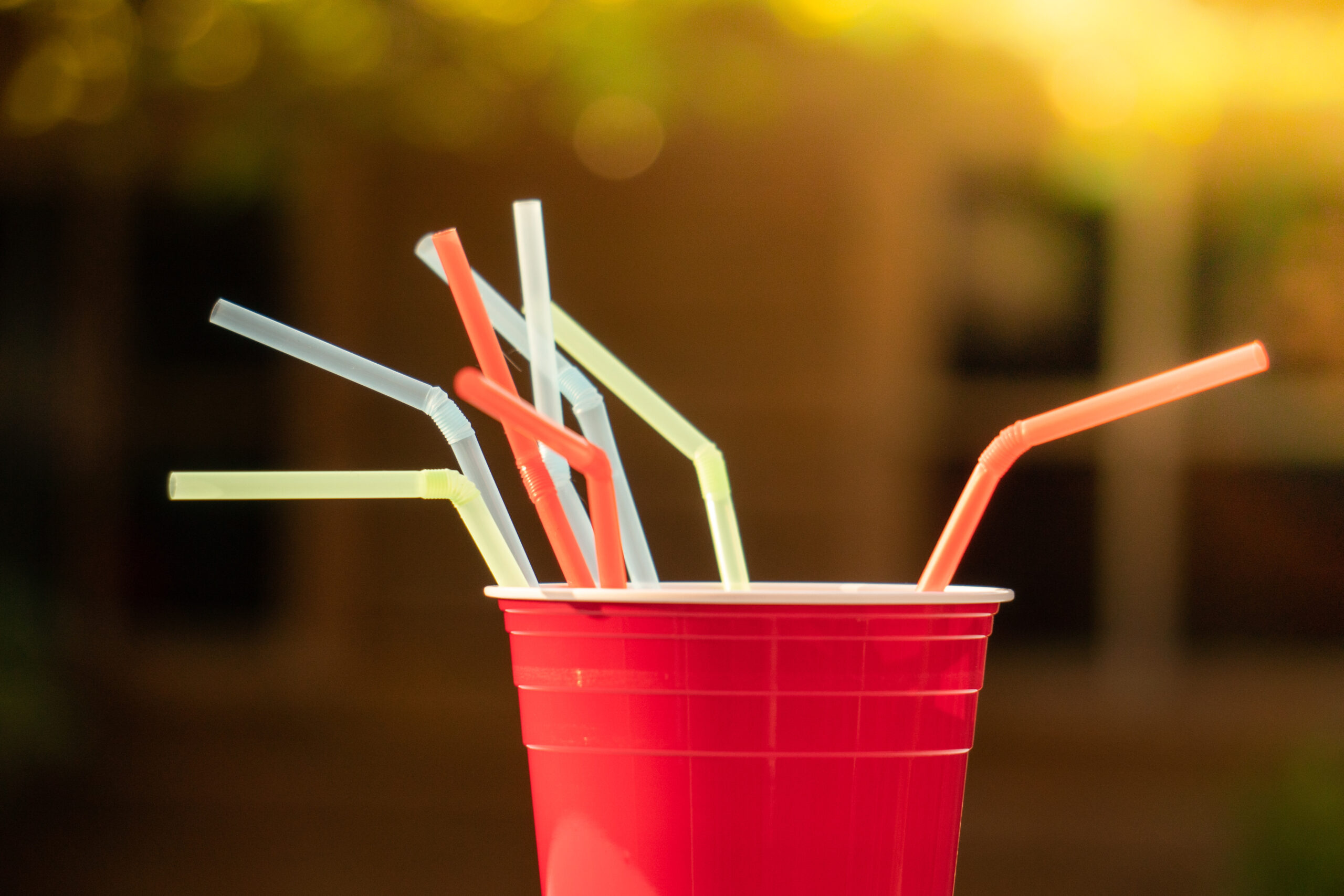 Be careful: straws made from this material can be dangerous to your health (and it is not plastic)