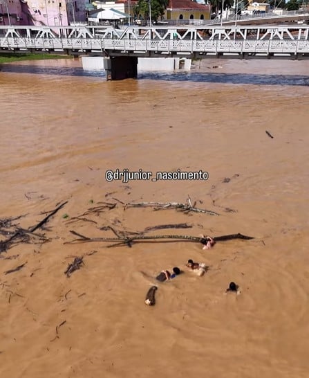 Dangerous game in full flood: children enter the Acre River and the scene generates outrage and alert