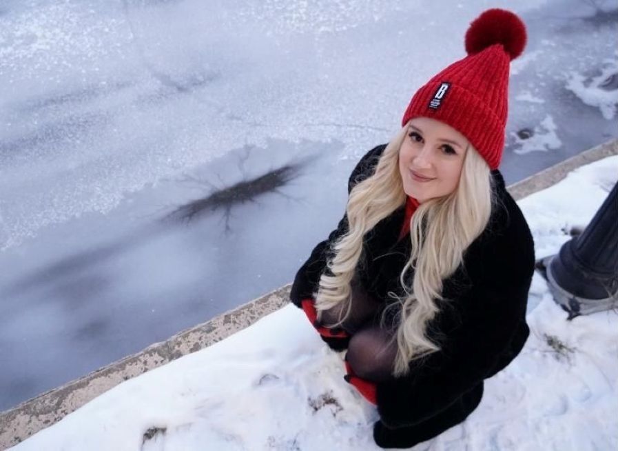 A gigantic black “spider” suggests the presence of life on Europa