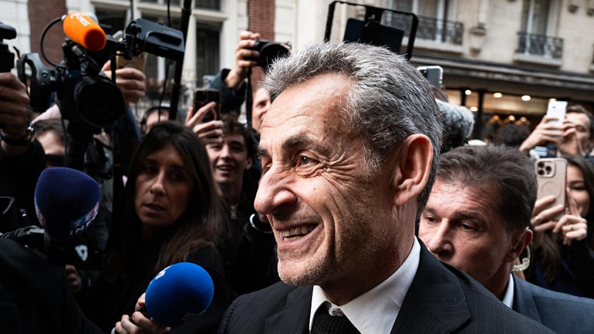 Hard bed, Bible and boos: Sarkozy recounts his 20-day "ordeal" in prison