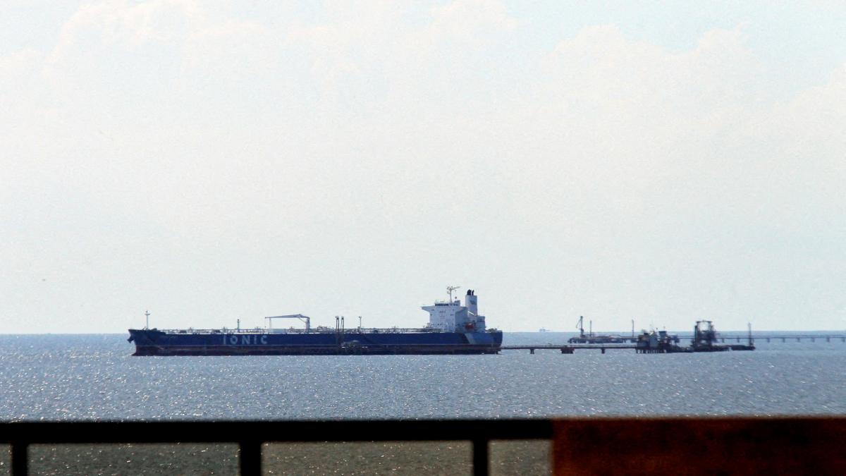 Venezuela announces that an oil tanker from the North American company Chevron has set sail amid tensions with the US
