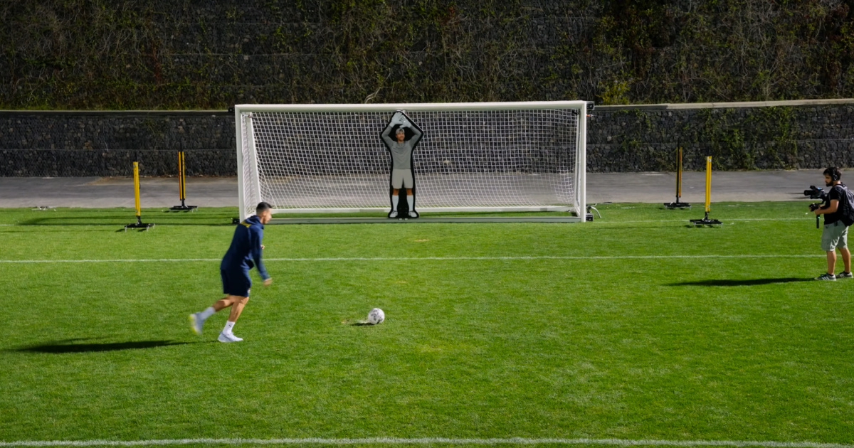 Former NASA engineer challenges Ronaldo to beat the “best goalkeeper in the world”