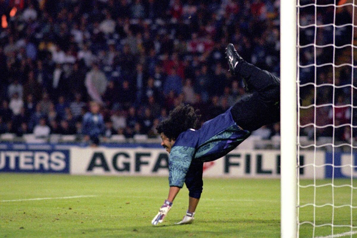 30 years later, Higuita repeated the iconic scorpion defense