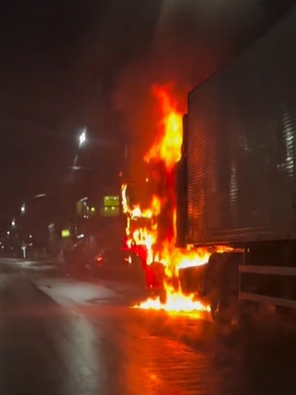 VIDEO: trailer is consumed by fire and dense smoke fills Via Chico Mendes, in Rio Branco