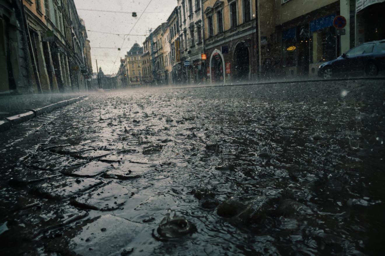Chuva forte a cair na estrada. Crédito: Freepik AI