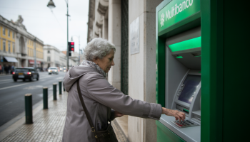 Mulher no Multibanco. Crédito: Freepik AI