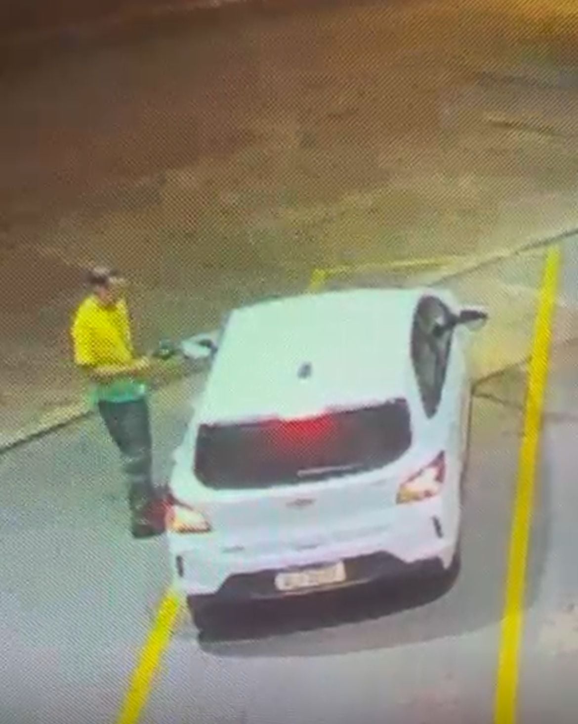 Armed criminals capture gas station attendant and escape with money from the till