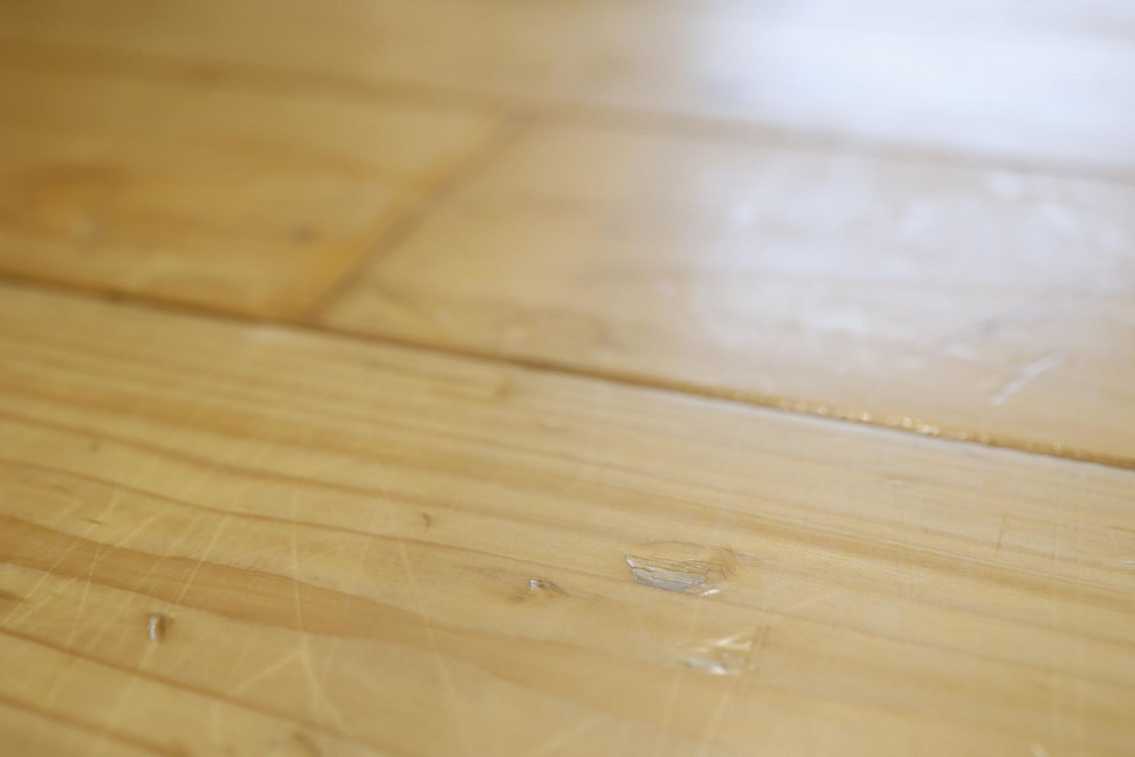 Shiny floors Mix 1:1 with olive oil and rub the scratches on the parquet. You can remove them without sanding the floor. A way to remove scratches on the dance floor