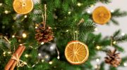 Home aromatherapy Boil a pot and spray it on the Christmas tree. The whole house will smell like Christmas from morning to night! A home fragrance that will make a difference