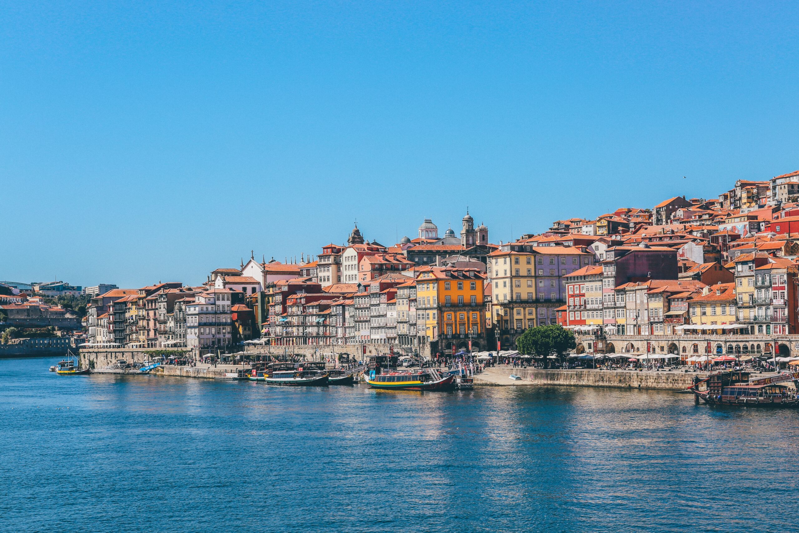 Foreign tourists fill Porto hotels on New Year's Eve