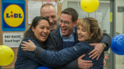 Funcionários do Lidl a festejar aumento de salários. Crédito: Freepik AI